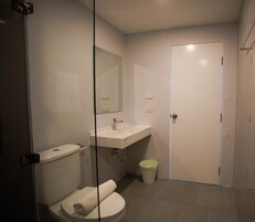 Chambre Supérieure | Salle de bain | Douche, articles de toilette gratuits, serviettes fournies