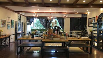 供應早餐、午餐及晚餐