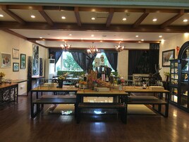 供应早餐、午餐和晚餐