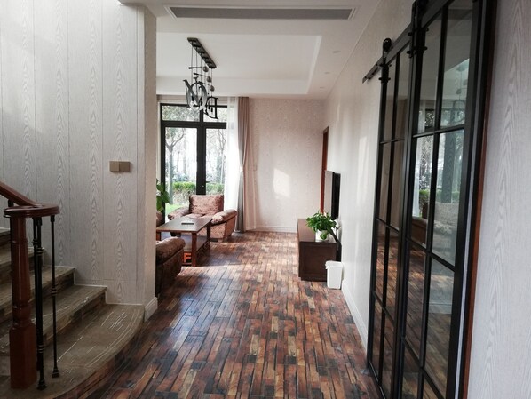 Minibar, coffres-forts dans les chambres, bureau, rideaux occultants