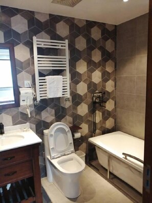 Ein Badezimmer mit Toilette, Waschbecken und Badewanne.