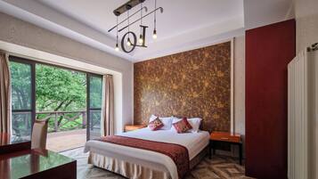 Quarto solteiro luxo | Frigobar, cofres nos quartos, escrivaninha, cortinas blackout