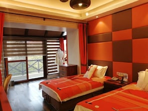 Kamar Double atau Twin Desain | Minibar, brankas, meja kerja, dan tirai kedap cahaya