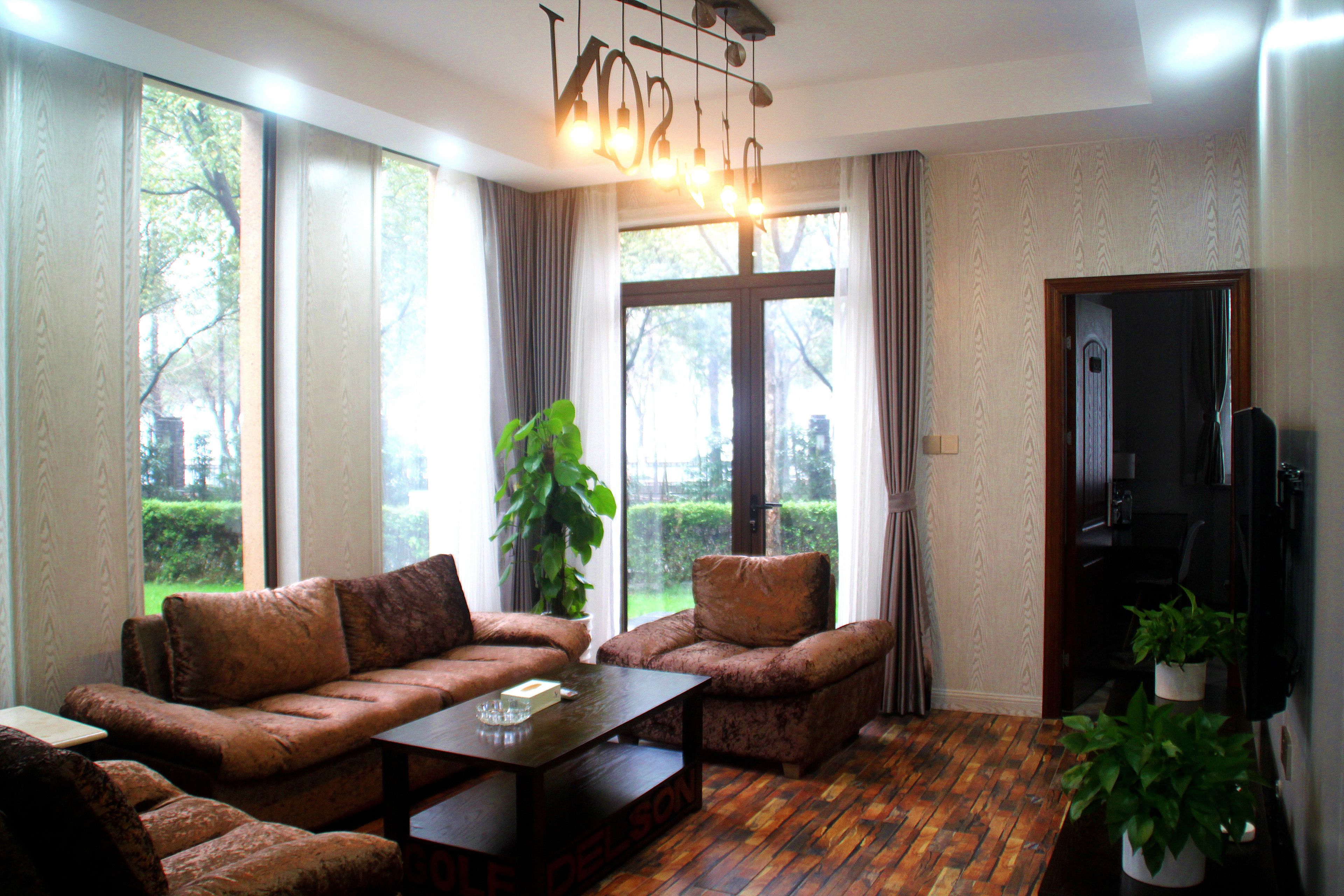 Frigobar, cofres nos quartos, escrivaninha, cortinas blackout