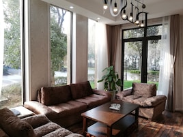 迷你吧、客房内保险箱、办公桌、遮光窗帘