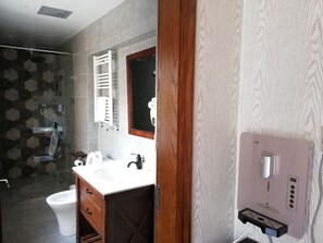 淋浴/浴缸二合一、免費盥洗用品、吹風機、拖鞋