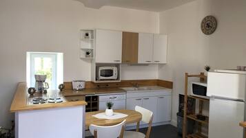 Réfrigérateur, micro-ondes, four, plaque de cuisson