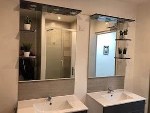 Douche, sèche-cheveux, serviettes fournies, papier toilette