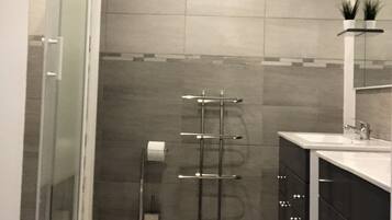 Douche, sèche-cheveux, serviettes fournies, papier toilette