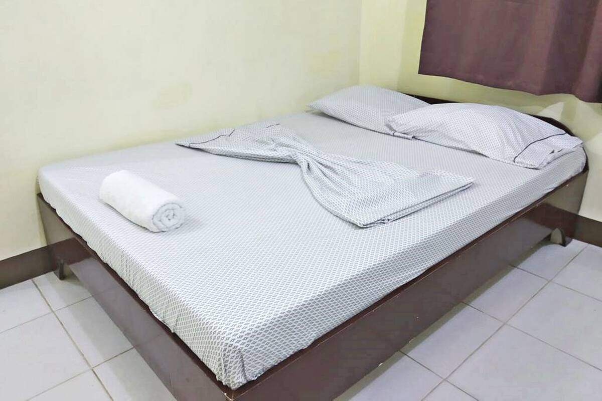 Individually furnished, free WiFi, bed sheets