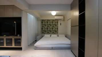 Room | Down comforters, individually decorated, desk, laptop workspace