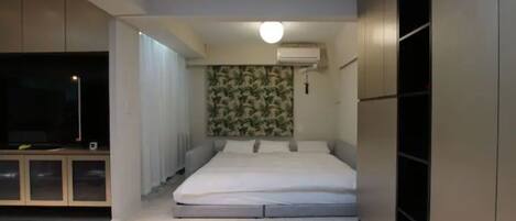 Room | Down comforters, individually decorated, desk, laptop workspace