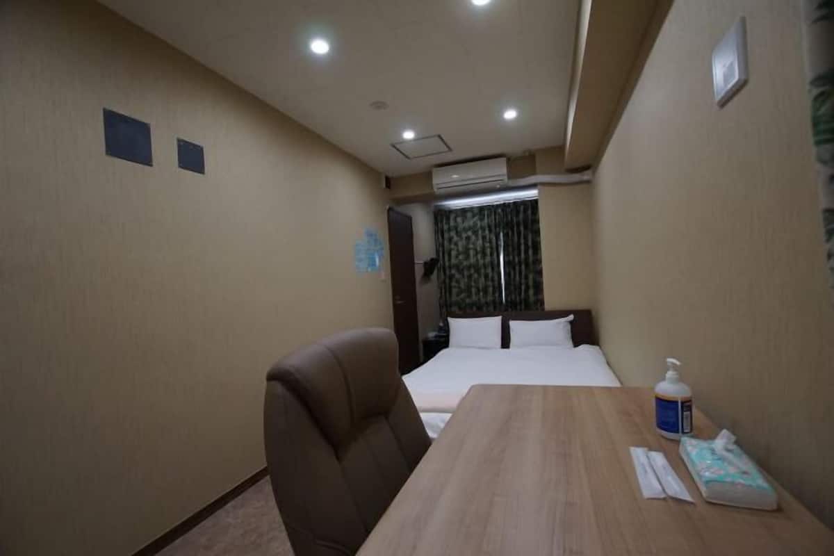 1 bedroom, individually decorated, desk, laptop workspace