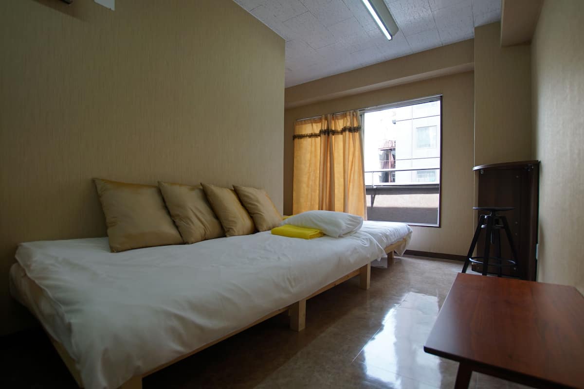 Twin Room | 1 bedroom, individually decorated, desk, laptop workspace