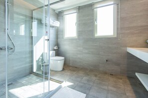 Family Room | Bathroom
