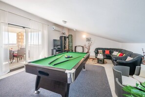 TV, fireplace, table football - Villa Nada with 6 bedrooms, Wine cellar, Pool, Billiard table (Vodnjan)