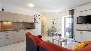 Eine moderne Wohnung mit Küche, Essbereich und Wohnzimmer.