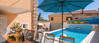 6ベッドルーム、ワインセラー、プール、ビリヤード台のあるヴィラナダ