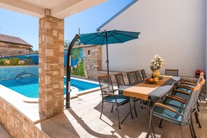 Outdoor dining - Villa Nada with 6 bedrooms, Wine cellar, Pool, Billiard table (Vodnjan)