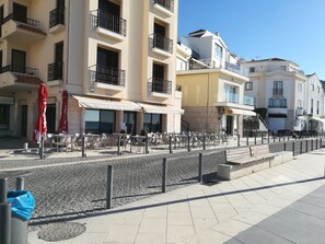 Outdoor dining - Ni House - Studio Apartment 1 minute from the beach (Sesimbra)