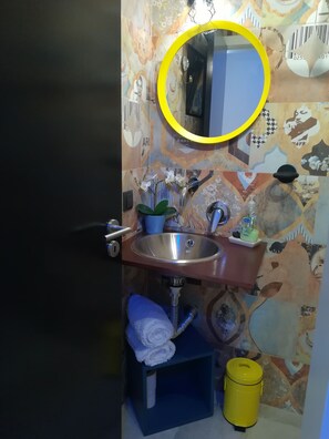 Shower, hair dryer, towels, toilet paper - Ni House - Studio Apartment 1 minute from the beach (Sesimbra)