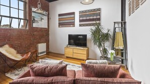 Living area - BOUTIQUE STAYS - Loft on Rose (Fitzroy)