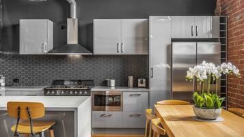 Design Apartment, 2 Bedrooms | Dapur peribadi | Peti sejuk/penyejuk beku saiz penuh, ketuhar gelombang mikro, ketuhar