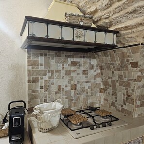 Réfrigérateur, four, plaque de cuisson, cafetière/bouilloire