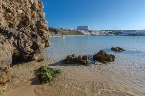 Una spiaggia nelle vicinanze, lettini da mare, teli da spiaggia