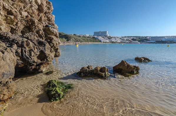 Beach nearby, sun-loungers, beach towels - House with garden next to the beach with wifi (Es Mercadal)