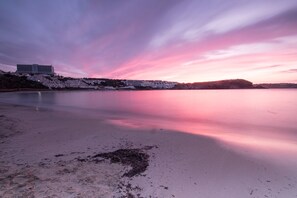 Una spiaggia nelle vicinanze, lettini da mare, teli da spiaggia