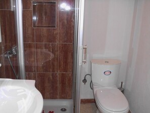 Hiustenkuivaaja, pyyhkeet, saippua, vessapaperi