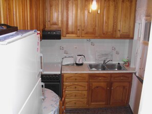 Kühlschrank, Ofen, Herdplatte, Wasserkocher mit Kaffee-/Teezubehör