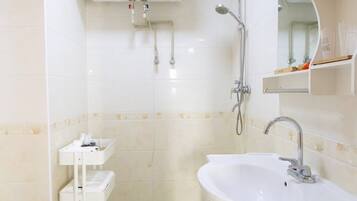 Apartment, 1 Schlafzimmer | Badezimmer | Dusche, kostenlose Toilettenartikel, Haartrockner, Hausschuhe