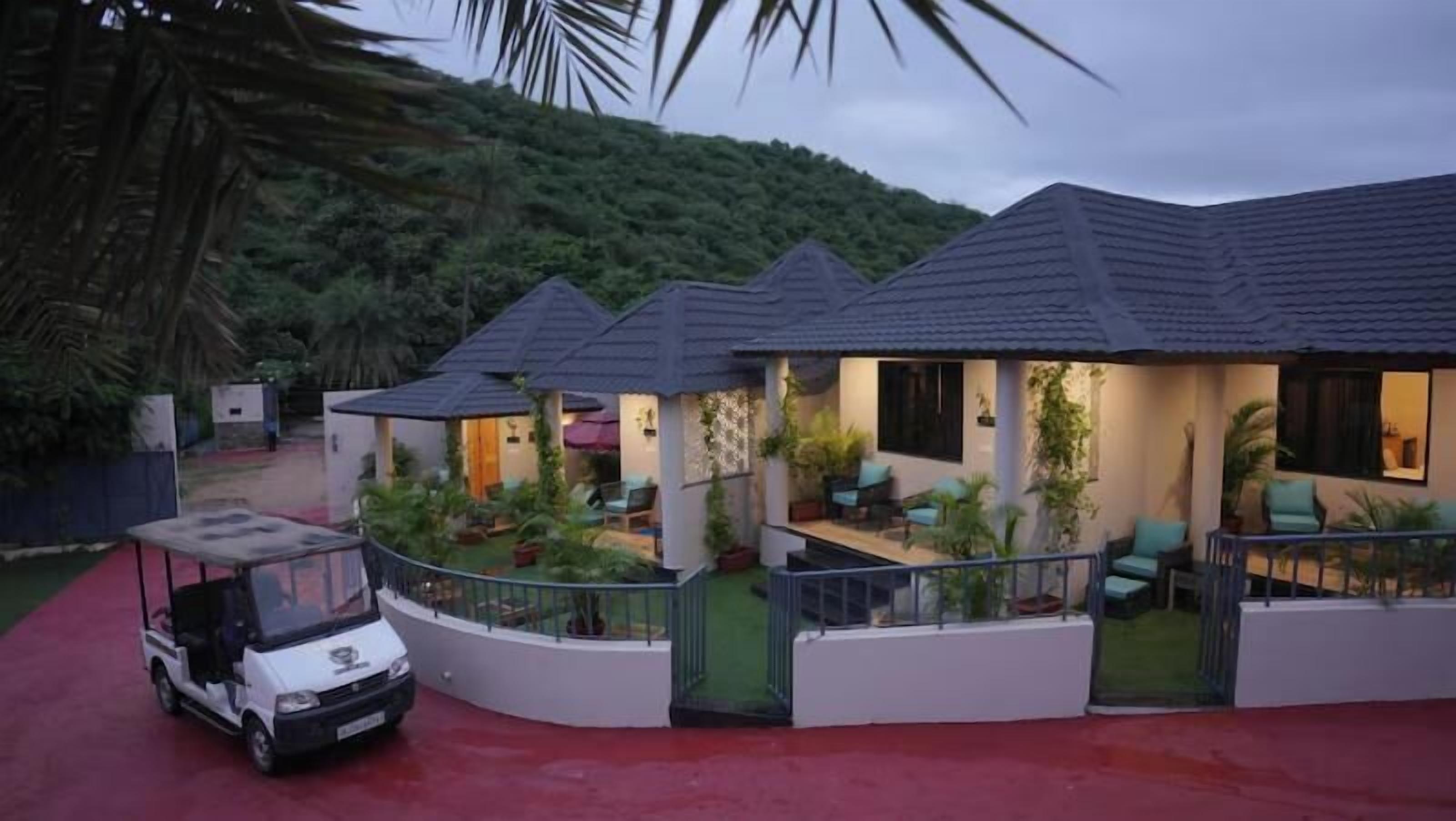 Round Cottage with Jacuzzi | Egyptian cotton sheets, premium bedding, in-room safe, desk