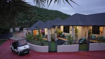 Round Cottage with Jacuzzi | Egyptian cotton sheets, premium bedding, in-room safe, desk