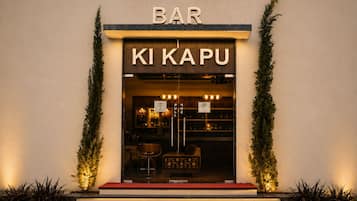 Bar (trong khuôn viên)