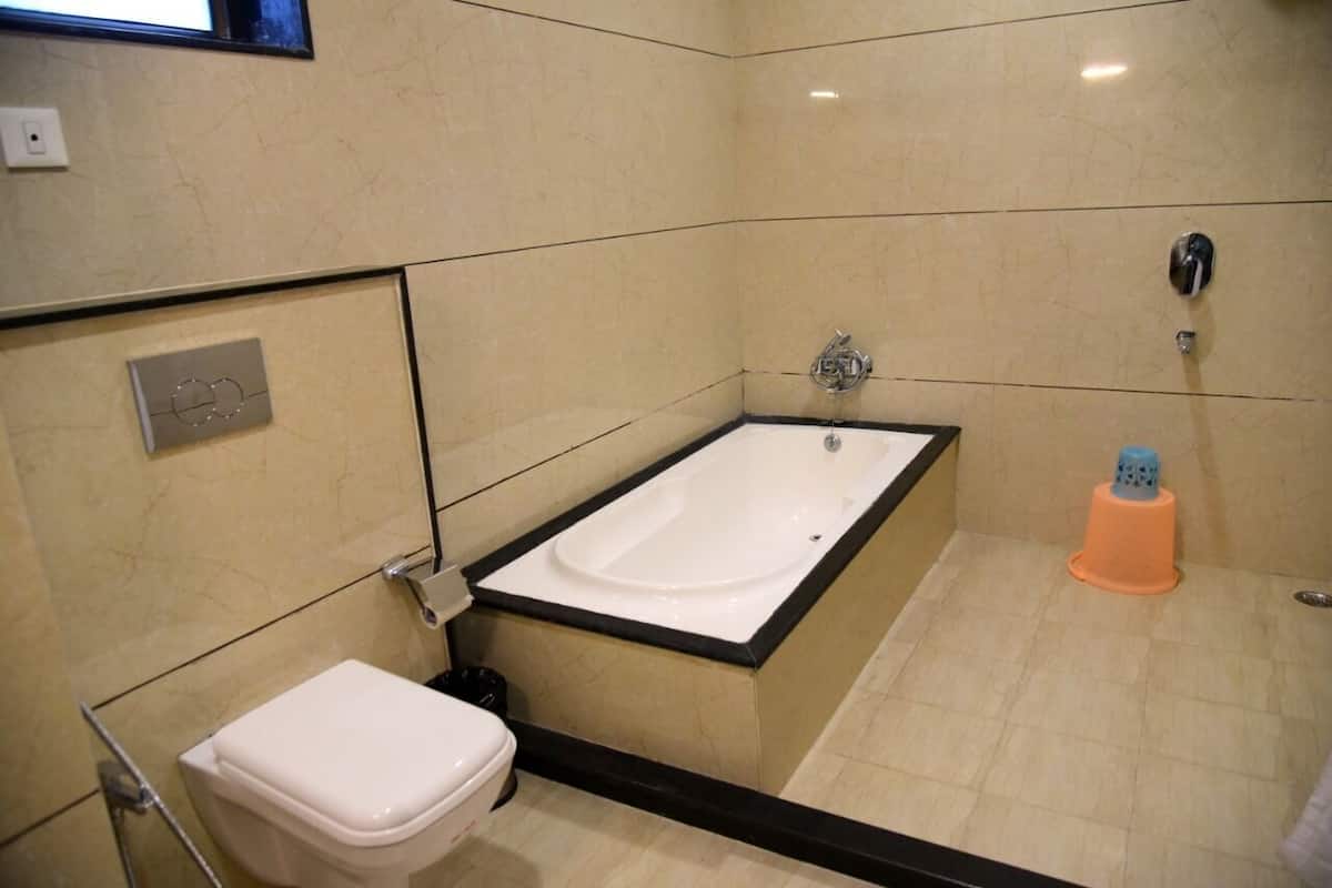 Un baño con bañera, inodoro y ducha.