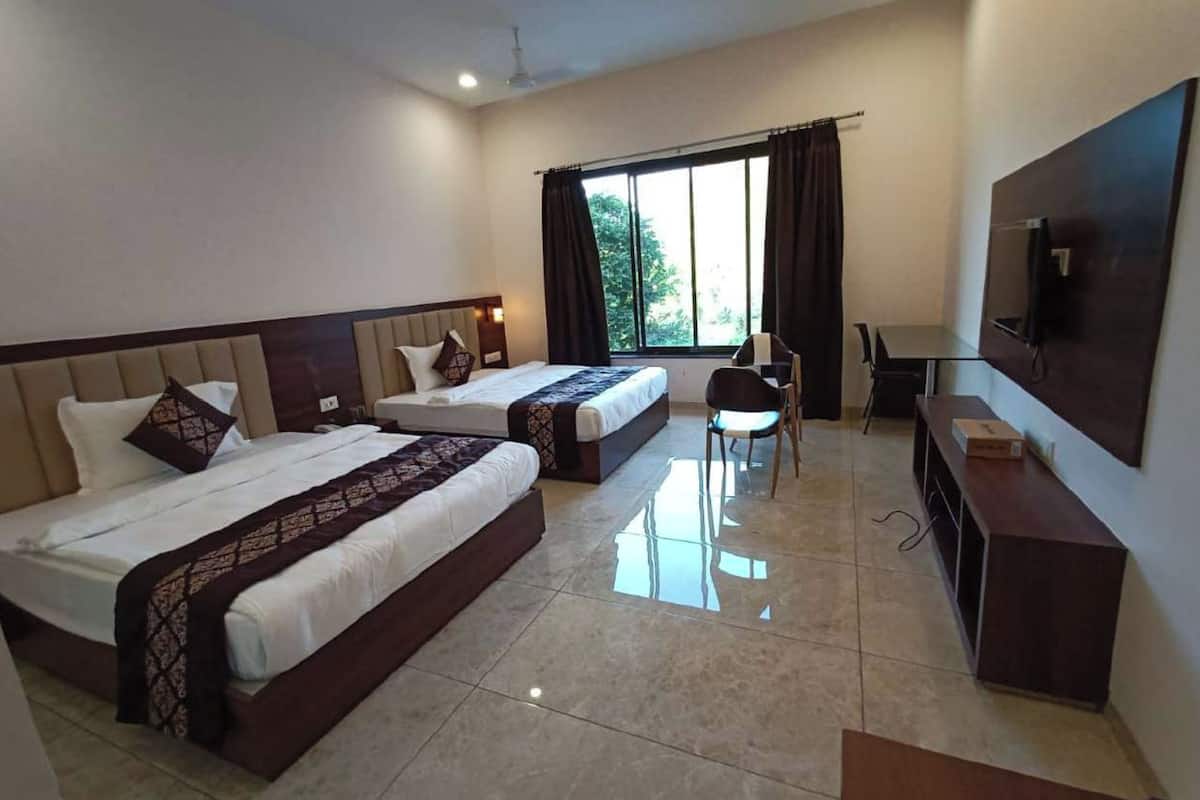 Superior Room | In-room safe, individually decorated, individually furnished, desk