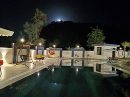 4 室内游泳池，室外游泳池