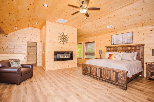 Spacious, Fireplace, Private Pool, 1.4 miles to The Island +Free Tickets