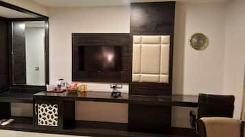 Superior Room, City View | In-room safe, desk, laptop workspace, soundproofing