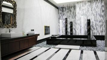 豪華雙人房, 1 張特大雙人床, 按摩浴缸, 庭園景 (E) | 浴室 | 獨立浴缸及淋浴設備、按摩浴缸、水力按摩花灑、免費梳洗用品