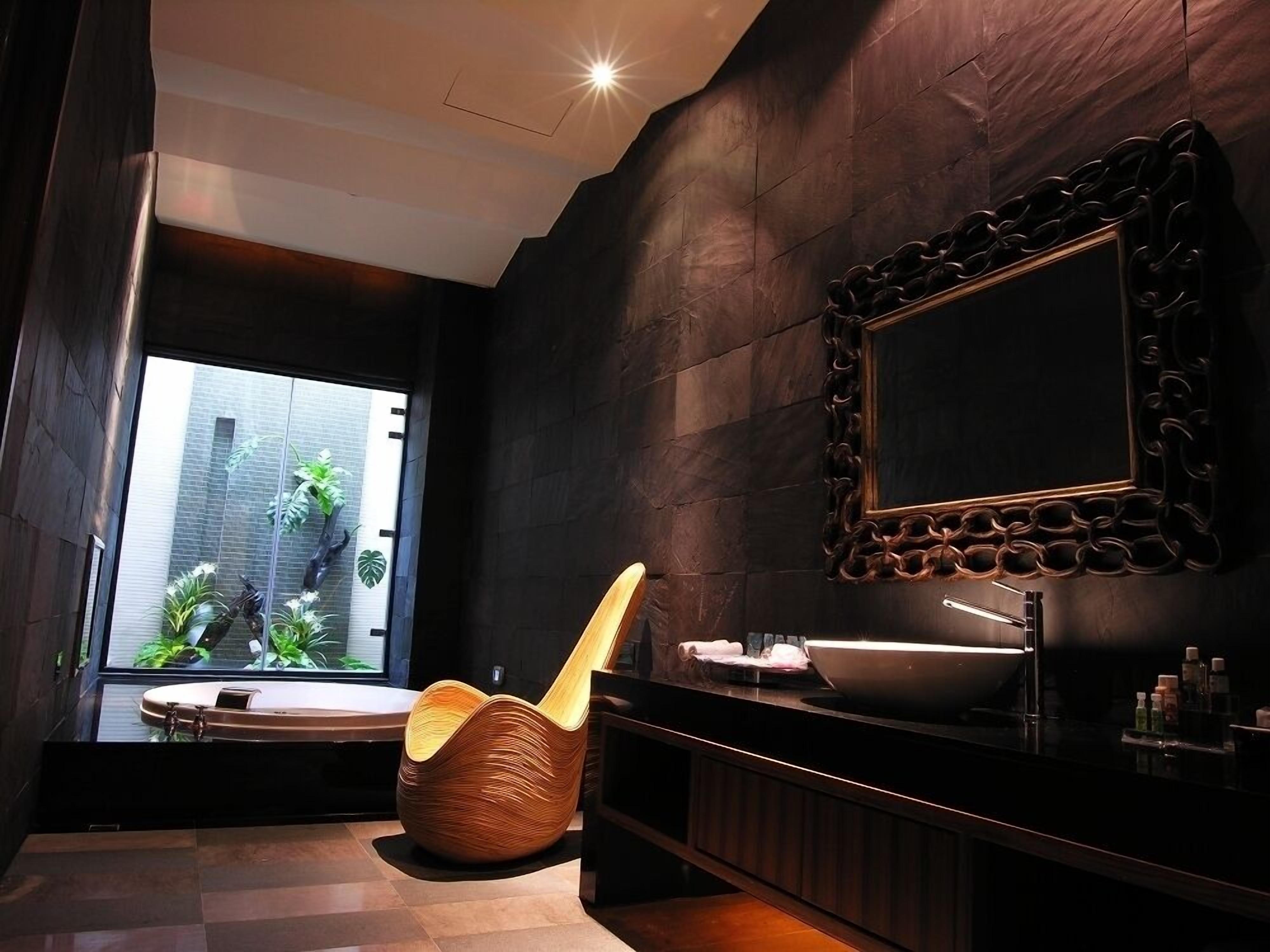 高級雙人房, 1 張特大雙人床, 按摩浴缸, 庭園景觀 (F) | 浴室 | 獨立浴缸和淋浴設備、按摩浴缸、水療按摩蓮蓬頭、免費盥洗用品