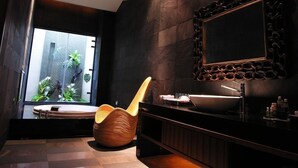Phòng đôi Superior, 1 giường cỡ king, bồn tắm thủy lực, quang cảnh sân vườn (F) | Phòng tắm