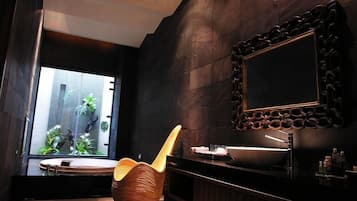 Superior Double Room, 1 King Bed, Jetted Tub, Courtyard View (F) | Bathroom | Separate tub and shower, jetted tub, hydromassage showerhead