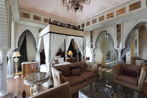 Premium bedding, down comforters, Select Comfort beds, free minibar - Mos Motel (Taoyuan City)