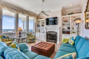 テレビ、暖炉、DVD プレーヤー、ステレオ