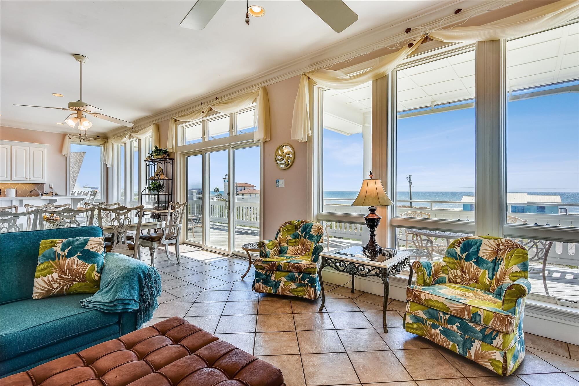 テレビ、暖炉、DVD プレーヤー、ステレオ