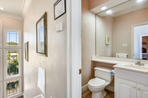 Duschwanne, Haartrockner, Handtücher